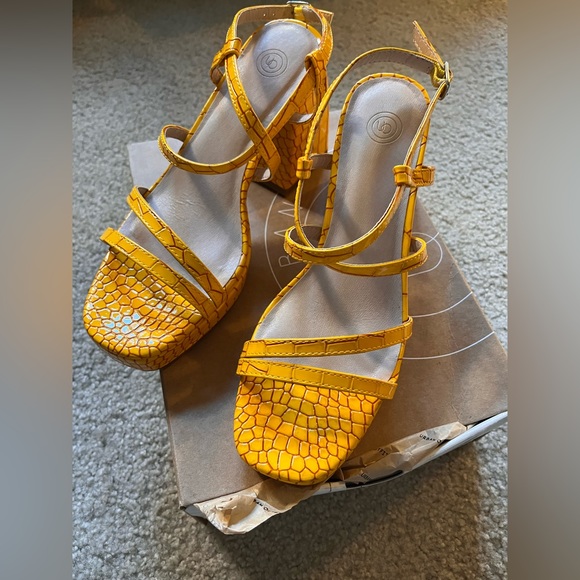 NEW Urban outfitters Olive Strappy Heels Sandals Sz 7 Croc yellow Block Summer - Picture 5 of 9